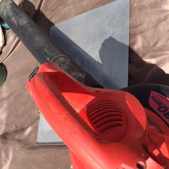 Black & Decker Leaf Blower - Picture 3 of 3